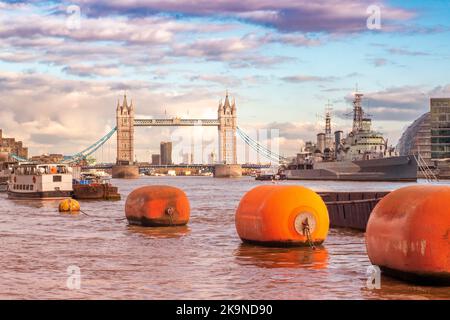 Le London Tower Bridge est un pont suspendu et basculant à Londres classé Grade I, construit entre 1886 et 1894 Banque D'Images