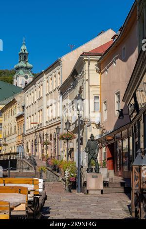 Banska Stiavnica, Slovaquie - 28 septembre 2022 : vue sur la rue principale et le centre-ville historique de Banska Stiavnica Banque D'Images