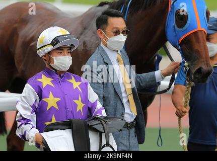 Race 4, UNTOLD RICHES, monté par Keith Yeung Ming-lun, a gagné la classe 4 sur 1200m à Sha Tin. L'entraîneur Jimmy Ting Koon-ho (R) a célébré sa victoire avec le jockey. 23OCT22 SCMP / Kenneth Chan. Banque D'Images