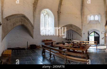 Glastonbury, Royaume-Uni - 1 septembre 2022 : vue intérieure de la cuisine de l'Abbé à l'abbaye de Glastonbury Banque D'Images