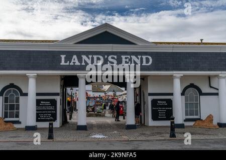 Land's End, Royaume-Uni - 3 septembre 2022 : vue sur le complexe touristique Land's End et les attractions de l'ouest des Cornouailles Banque D'Images