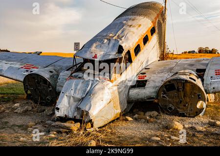 Norvège, Illinois, États-Unis - 23 octobre 2022: Monument agricole d'accident: Beechcraft 18, un petit avion de deux prop, nez terré. Banque D'Images