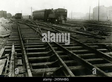 Bangården à la gare de Malmö. Gare centrale de Malmö. Une locomotive à vapeur SJ KE commute une voiture de tourisme litera SJ C08. De 1856 à 1864, la ligne principale sud a été ouverte par étapes. La ligne principale de Malmö à Lund a été ouverte pour le trafic 1856-12-01. La première maison de gare en pierre avec salle de chemin de fer a été construite en 1855-56 par un architecte danois inconnu, éventuellement C.F.RASMISSEN. Le bâtiment a été en grande partie détruit dix ans plus tard, à 14 décembre 1866, en cas d'incendie. En 1878, une grande extension du système de voies a été achevée, un cercle stable a été ajouté, l'atelier de réparation et la maga des marchandises Banque D'Images