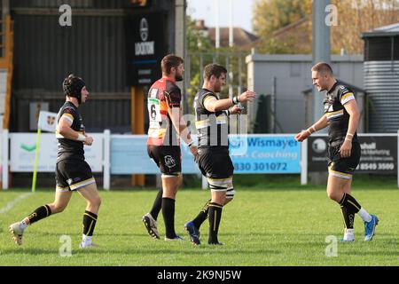 ESSAYEZ : Myles Rawstron-Rudd d'Esher Rugby célèbre son essai lors du match de la Ligue nationale anglaise 1 entre Esher et Cendrillon à Molesey Road, Hersham, Royaume-Uni, le 29 octobre 2022. Photo de Carlton Myrie. Utilisation éditoriale uniquement, licence requise pour une utilisation commerciale. Aucune utilisation dans les Paris, les jeux ou les publications d'un seul club/ligue/joueur. Crédit : UK Sports pics Ltd/Alay Live News Banque D'Images