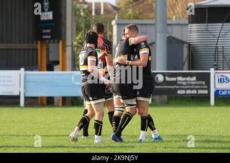 ESSAYEZ : Myles Rawstron-Rudd d'Esher Rugby célèbre son essai lors du match de la Ligue nationale anglaise 1 entre Esher et Cendrillon à Molesey Road, Hersham, Royaume-Uni, le 29 octobre 2022. Photo de Carlton Myrie. Utilisation éditoriale uniquement, licence requise pour une utilisation commerciale. Aucune utilisation dans les Paris, les jeux ou les publications d'un seul club/ligue/joueur. Crédit : UK Sports pics Ltd/Alay Live News Banque D'Images