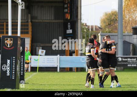ESSAYEZ : Myles Rawstron-Rudd d'Esher Rugby célèbre son essai lors du match de la Ligue nationale anglaise 1 entre Esher et Cendrillon à Molesey Road, Hersham, Royaume-Uni, le 29 octobre 2022. Photo de Carlton Myrie. Utilisation éditoriale uniquement, licence requise pour une utilisation commerciale. Aucune utilisation dans les Paris, les jeux ou les publications d'un seul club/ligue/joueur. Crédit : UK Sports pics Ltd/Alay Live News Banque D'Images