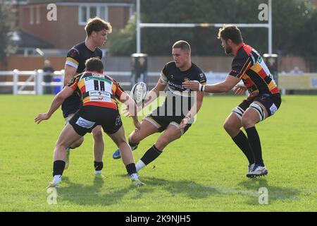 Myles Rawstron-Rudd d'Esher Rugby passant le ballon lors du match de la Ligue nationale anglaise 1 entre Esher et Cendrillon à Molesey Road, Hersham, Royaume-Uni, le 29 octobre 2022. Photo de Carlton Myrie. Utilisation éditoriale uniquement, licence requise pour une utilisation commerciale. Aucune utilisation dans les Paris, les jeux ou les publications d'un seul club/ligue/joueur. Crédit : UK Sports pics Ltd/Alay Live News Banque D'Images