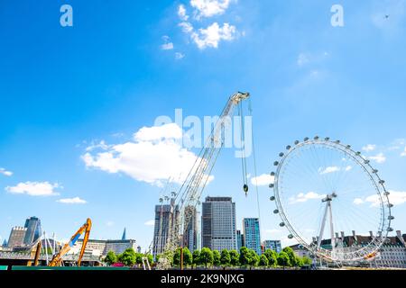 London UK Cityscape on Thames River, London Eye by City Hall avec Victoria Embankment Hungerford Golden Jubilee Bridge en été, grue de construction Banque D'Images