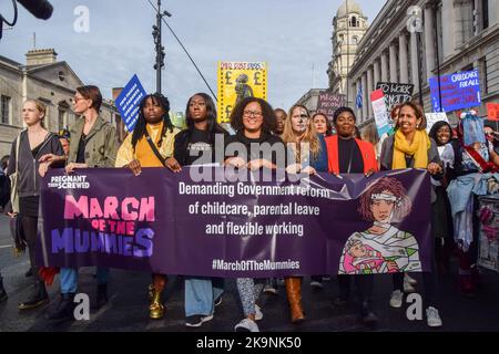 Londres, Angleterre, Royaume-Uni. 29th octobre 2022. Manifestants à Whitehall. Les parents et les enfants, nombreux sont ceux qui portent des costumes, ont défilé de Trafalgar Square à Parliament Square pour exiger un service de garde d'enfants abordable, un travail flexible et un congé parental correctement payé lors de la manifestation sur le thème de l'Halloween « la « arche des momies ». (Image de crédit : © Vuk Valcic/ZUMA Press Wire) Banque D'Images