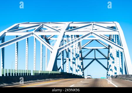 Jacksonville, Floride ville du sud avec point de vue véhicule pov conduite sur le pont de John Alsop au-dessus de la rivière St Johns avec des voitures sur la rue principale Banque D'Images