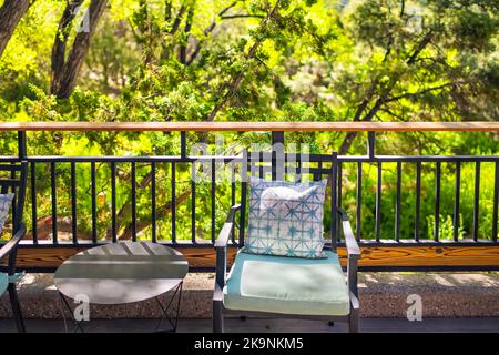 Terrasse Ou Véranda Grillage En Bois. élément Décoratif. Détails En Bois De  L'architecture De La Maison De Campagne Extérieur Image stock - Image du  croix, barrière: 260123349