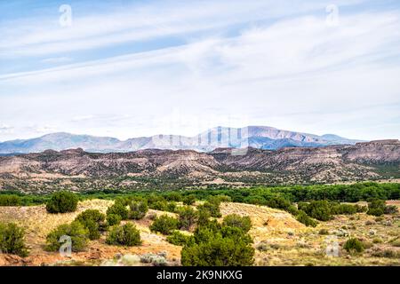 Vue depuis la route 502 sur la zone de loisirs de Diablo Canyon et le monument national de Bandelier dans le comté de Santa Fe, Nouveau-Mexique Banque D'Images