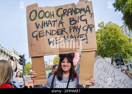 Londres, Angleterre, Royaume-Uni. 29th octobre 2022. Manifestants à Whitehall. Les parents et les enfants, nombreux sont ceux qui portent des costumes, ont défilé de Trafalgar Square à Parliament Square pour exiger un service de garde d'enfants abordable, un travail flexible et un congé parental correctement payé lors de la manifestation sur le thème de l'Halloween « la « arche des momies ». (Image de crédit : © Vuk Valcic/ZUMA Press Wire) Banque D'Images