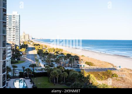 Paysage marin de Caroline du Sud vue aérienne à grand angle depuis le balcon à Myrtle Beach Resort hôtel condominium appartement bâtiments en bord de mer Banque D'Images