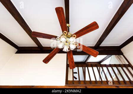 Maison de pavillon rétro avec lampe de plafond ventilateur sur plafond voûté blanc mur de toit avec balustrade dans la maison de ferme pour se rafraîchir Banque D'Images