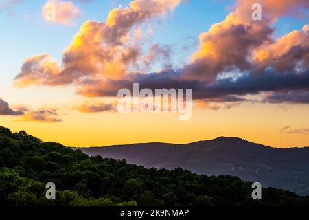 Vue aérienne à grand angle sur Sugar Mountain au coucher du soleil sur les couches de crête de crépuscule, pics dans la silhouette des montagnes Blue Ridge Appalachias de Caroline du Nord Banque D'Images