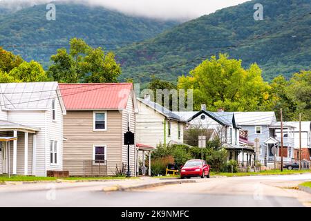 Buena Vista, Virginie petite campagne ville rurale dans les montagnes Blue Ridge, États-Unis à l'automne avec la route vide de rue résidentielle par maisons maisons maisons Banque D'Images