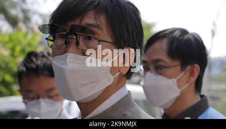 Professeur Yuen Kwok-yung, Université de Hong Kong et rencontrez les médias après avoir visité le réservoir de service primaire d'eau douce de Butterfly Valley pour inspecter l'environnement. 25OCT22 SCMP / Jelly TSE Banque D'Images