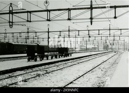 Bangården à la gare de Malmö. Gare centrale de Malmö. De 1856 à 1864, la ligne principale sud a été ouverte par étapes. La ligne principale de Malmö à Lund a été ouverte pour le trafic 1856-12-01. La première maison de gare en pierre avec salle de chemin de fer a été construite en 1855-56 par un architecte danois inconnu, éventuellement C.F.RASMISSEN. Le bâtiment a été en grande partie détruit dix ans plus tard, à 14 décembre 1866, en cas d'incendie. En 1878, une grande extension du système de chenilles a été achevée, un cercle stable a été ajouté, l'atelier de réparation et le magasin de marchandises ont été élargis. Connexion de chemins de fer individuels au stat Banque D'Images