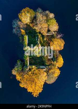 Aviemore, Écosse, Royaume-Uni. 29th octobre 2022. Vue aérienne des couleurs spectaculaires de la fin de l'automne autour du château en ruines sur l'île du Loch an Eilein dans le domaine de Rothiemurchus dans le parc national de Cairngorms près d'Aviemore dans les Highlands écossais. Iain Masterton/Alay Live News Banque D'Images