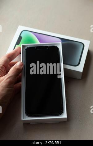 Amsterdam, pays-Bas 2022, 20 octobre. La fille tient tout nouvel iPhone 14 dans une boîte avec un écran vierge. Lancement et achat d'un nouvel iPhone. Déboxin Banque D'Images