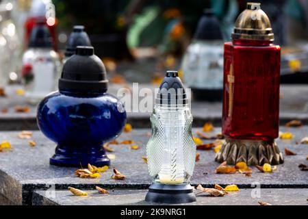 Bougies sur les tombes du cimetière pendant toute la journée de la Saint-Jean. Prise pendant la journée, lumière naturelle. Banque D'Images