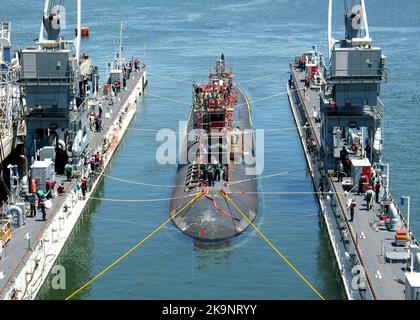 Le sous-marin d'attaque rapide de classe Los Angeles USS Ashville (SSN 758) entre dans le quai flottant sec Arco (ARDM 5) pour une période de maintenance programmée Banque D'Images