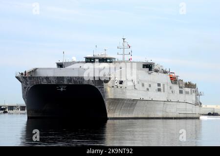 Le transport maritime militaire conjointe commande bateau à grande vitesse l'USNS Choctaw Comté (JHSV 2) Banque D'Images