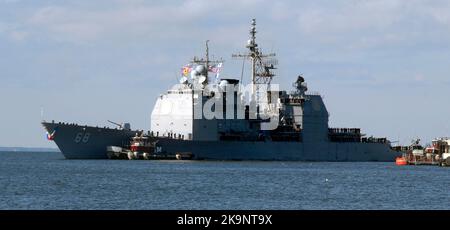 Croiseur de missiles guidés de classe Ticonderoga USS Anzio (CG 68) Banque D'Images