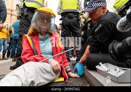 Londres, Royaume-Uni. 29 octobre 2022. Les militants du programme Just Stop Oil poursuivent leurs perturbations quotidiennes à Westminster pour exiger du gouvernement qu'il arrête l'exploration, le développement et la production futurs de pétrole et de gaz. Les activistes du climat ont arrêté la circulation sur Charing Cross Road. Credit: Andrea Domeniconi/Alay Live News Banque D'Images