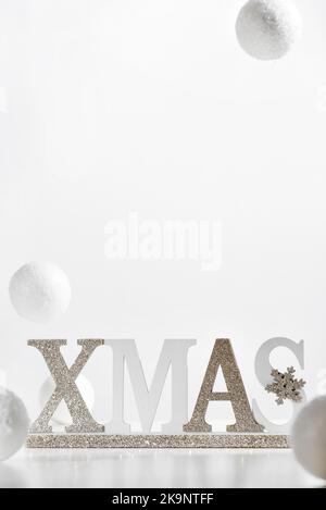 Mot en bois vintage 'Xmas' . Décorations du nouvel an dans un style rustique. Lettre en bois sur fond blanc. Banque D'Images