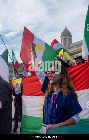 Des milliers de personnes se sont rassemblées dans le centre de Londres pour continuer à protester contre la mort de Mahsa Amini. Former une chaîne humaine de Trafalgar Square, à Whitehall et à la Chambre du Parlement. Aubrey Fagon/Alamy Live News Banque D'Images