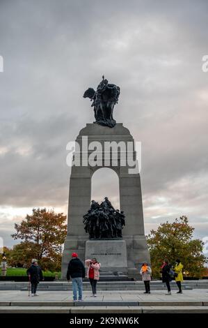 Ottawa (Ontario) - 18 octobre 2022 : le Mémorial national de guerre d'Ottawa, ainsi que la tombe du soldat inconnu. Banque D'Images