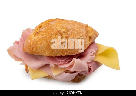 Sandwich au jambon et au fromage, pain semoule de blé dur avec des tranches d'eau de mer et de jambon isolé sur blanc, chemin d'écrêtage Banque D'Images