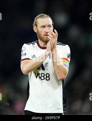 Tim Fulham applaudit les fans qui ont suivi le match de la Premier League à Craven Cottage, Londres. Date de la photo: Samedi 29 octobre 2022. Banque D'Images