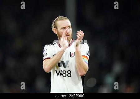 Tim Fulham applaudit les fans qui ont suivi le match de la Premier League à Craven Cottage, Londres. Date de la photo: Samedi 29 octobre 2022. Banque D'Images