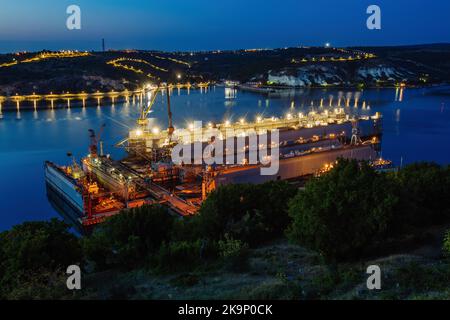 Réparation de navires, quais secs la nuit, vue aérienne Banque D'Images