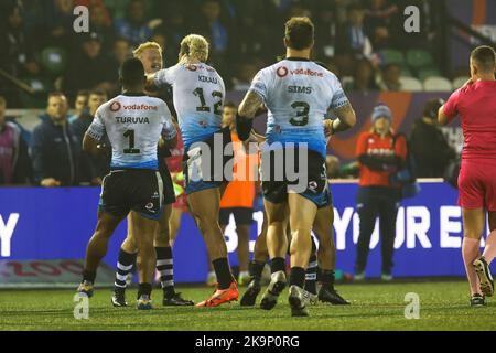 Newcastle, Royaume-Uni. 10th septembre 2022. Les tempers se font l'effet d'une poussée entre Viliame Kikau de Fidji et Lachlan Walmsley d'Écosse lors du 2021 match de rugby à XV de la coupe du monde de la ligue B entre Fidji et l'Écosse à Kingston Park, Newcastle, le samedi 29th octobre 2022. (Credit: Chris Lishman | MI News) Credit: MI News & Sport /Alay Live News Banque D'Images