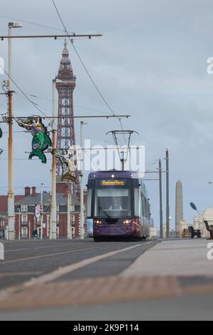 En passant par Blackpool Pleasant Street avec la tour Blackpool en vue, se trouve le tramway Bombardier FLEXITY 001 de Blackpool et Fleetwood Banque D'Images