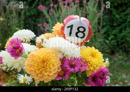 Bouquet d'automne avec ballon pour 18th anniversaire Banque D'Images