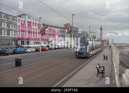 En passant par Blackpool Pleasant Street avec la tour Blackpool en vue, se trouve le tramway Bombardier FLEXITY 013 de Blackpool et Fleetwood Banque D'Images