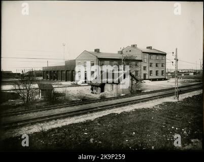 Bangården à la gare de Malmö. Gare centrale de Malmö. De 1856 à 1864, la ligne principale sud a été ouverte par étapes. La ligne principale de Malmö à Lund a été ouverte pour le trafic 1856-12-01. La première maison de gare en pierre avec salle de chemin de fer a été construite en 1855-56 par un architecte danois inconnu, éventuellement C.F.RASMISSEN. Le bâtiment a été en grande partie détruit dix ans plus tard, à 14 décembre 1866, en cas d'incendie. En 1878, une grande extension du système de chenilles a été achevée, un cercle stable a été ajouté, l'atelier de réparation et le magasin de marchandises ont été élargis. Connexion de chemins de fer individuels au stat Banque D'Images