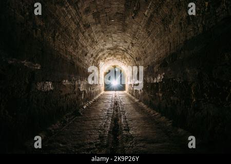 Vieux tunnel souterrain voûté historique sombre et créepy. Banque D'Images