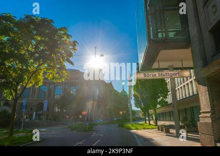 House of Economy ou Haus der Wirtschaft (à gauche) et la bourse de Stuttgart, Bade-Wurtemberg, Allemagne Banque D'Images