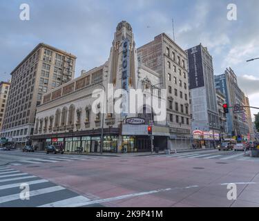 Los Angeles, CA, Etats-Unis – 21 février 2015 : extérieur du Tower Theatre à l'intersection de Broadway et 8th Street dans le centre-ville DE LOS Angeles, CA Banque D'Images