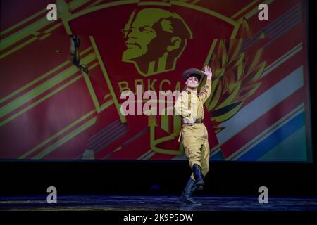 Moscou, Russie. 29th octobre 2022. Un ensemble chorégraphique se joue sur une scène avec la danse 'danse du soldat' lors d'un concert à l'occasion du 104th anniversaire de Komsomol, ou de la Ligue des jeunes communistes léninistes de toute l'Union dans le Palais des pionniers sur Vorobyovy Gory à Moscou, en Russie Banque D'Images