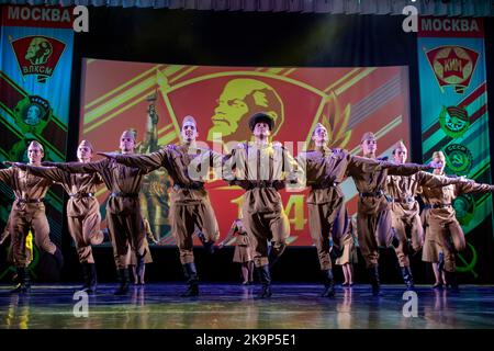 Moscou, Russie. 29th octobre 2022. Un ensemble chorégraphique se joue sur une scène avec la danse 'danse du soldat' lors d'un concert à l'occasion du 104th anniversaire de Komsomol, ou de la Ligue des jeunes communistes léninistes de toute l'Union dans le Palais des pionniers sur Vorobyovy Gory à Moscou, en Russie Banque D'Images