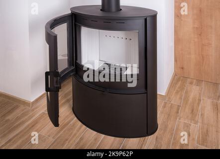 Nouveau poêle à bois en fer noir sur un sol en céramique Banque D'Images