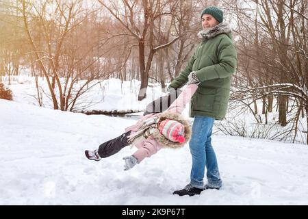 Le père avec sa fille joue dans le parc d'hiver. Bonne famille en vacances d'hiver Banque D'Images