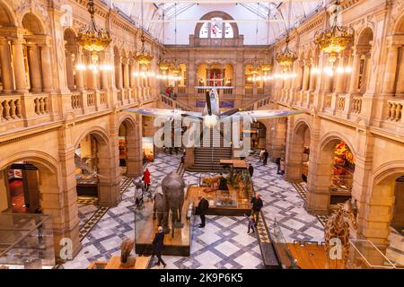 Spitfire de Glasgow suspendu au-dessus de la Cour de l'Ouest, galerie d'art et musée Kelvingrove, Glasgow, Écosse, Royaume-Uni. Banque D'Images